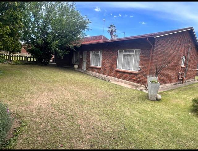 4 BEDROOM TOWNHOUSE FOR SALE IN MEYERVILLE